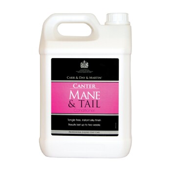 Weißer Kunststoffbehälter von "Canter Mane & Tail Conditioner" von Carr & Day & Martin, mit einem pinken und schwarzen Etikett, das Anwendungshinweise enthält.