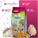 Eine Tüte PANTO Hamsterfutter mit bunten Zutaten und zwei Hamstern davor. Der Text enthält 'Vielseitige Mischung' und 'Köstlich und beliebt.'