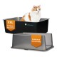 Orange-weiße Katze in einer schwarzen XXL-Katzentoilette mit der Aufschrift 'XXL KATZEN-TOILETTE' und einem Deckel mit der Aufschrift 'PASSENDE ABDECKUNG'.