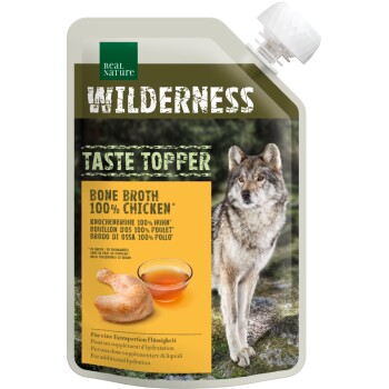 Real Nature Wilderness Taste Topper Knochenbrühe 100 % Huhn im Beutel mit Wolfsbild, Stück Huhn und Schüssel mit Brühe.
