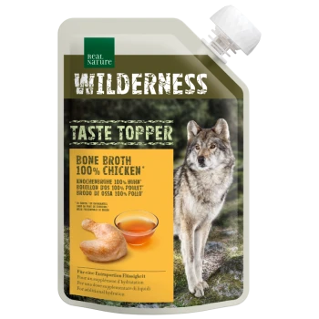 Real Nature Wilderness Taste Topper Knochenbrühe 100 % Huhn im Beutel mit Wolfsbild, Stück Huhn und Schüssel mit Brühe.