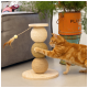 Un chat tigré orange joue avec un griffoir à plusieurs niveaux en corde et en bois, avec un jouet en plume suspendu.