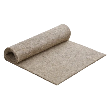 Aufgerollte beige Naturfaser-Tierbettmatte auf weißem Hintergrund.