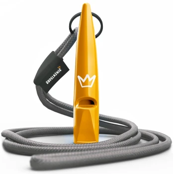 Ein leuchtend gelber Hundepfeife mit einem Kronenlogo, befestigt an einer grauen Seil-Leine, auf einem weißen Hintergrund präsentiert.