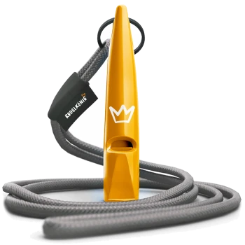 Ein leuchtend gelber Hundepfeife mit einem Kronenlogo, befestigt an einer grauen Seil-Leine, auf einem weißen Hintergrund präsentiert.