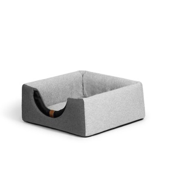 Graues Haustierbett mit modernem Design, das einen niedrigen vorderen Eingang und eine weiche Stoffoberfläche aufweist.