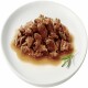 Talerz wilgotnego, posiekanego mięsa w sosie, udekorowany gałązką rozmarynu, prezentujący produkt dla zwierząt.