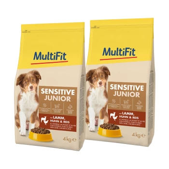 Twee zakken van 4 kg MultiFit Sensitive Junior hondenvoer met lam, kip en rijst, met een hond en een gele kom brokjes.