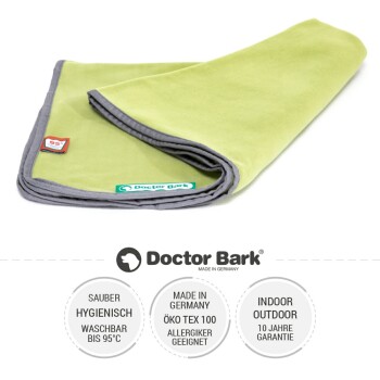 Grüne und graue Haustierdecke von Doctor Bark, beschriftet mit "Made in Germany", mit Eigenschaften wie waschbar bis 95°C und allergenfreundlich.
