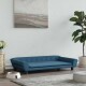 Ein stilvolles blaues Haustiersofa mit Knopfdetails steht auf einem Holzboden, neben einer weißen Futterschüssel, die mit Trockenfutter gefüllt ist, und einer Topfpflanze.