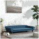Ein stilvolles blaues Haustiersofa mit Knopfdetails steht auf einem Holzboden, neben einer weißen Futterschüssel, die mit Trockenfutter gefüllt ist, und einer Topfpflanze.