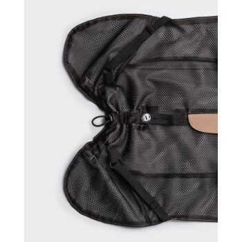 Schwarze, rutschfeste Autositzauflage für Haustiere mit Noppen, elastischen Gurten, Kordelzug-Stopper und Knopf, mit sandfarbenem Besatz.