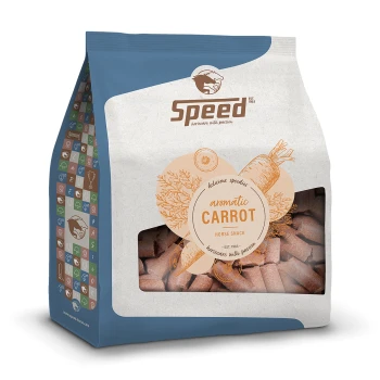 Eine Tüte Speed aromatische Karotten-Hundesnacks mit einem klaren Fenster und dem Text "delicious speeders aromatic CARROT HORSE SNACK".