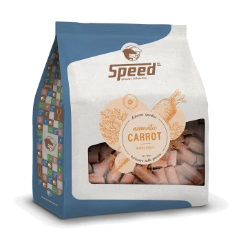 Eine Tüte Speed aromatische Karotten-Hundesnacks mit einem klaren Fenster und dem Text "delicious speeders aromatic CARROT HORSE SNACK".