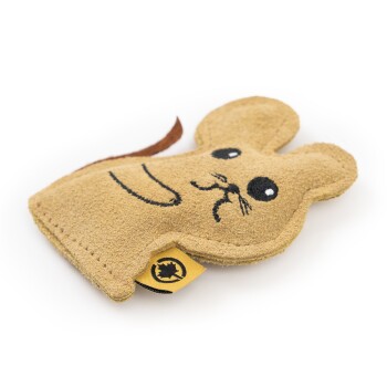 Ein plüschiges, mausförmiges Haustier-Spielzeug in beige mit schwarzen Gesichtszügen und einem braunen Schwanz, mit einem kleinen Logosticker.