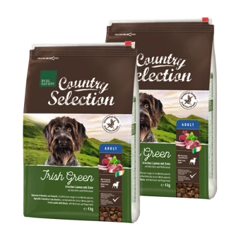 Zwei Beutel Real Nature Country Selection Hundefutter, beschriftet mit "Irish Green," mit einem Hund auf der Vorderseite, mit 4 kg Gewicht und "Erwachsene" Bezeichnung.