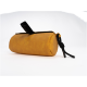 Eine stilvolle gelbe Haustier-Zubehörtasche mit einem schwarzen Reißverschluss und einem schwarzen Griff, mit dem eingeprägten Text "KURT."