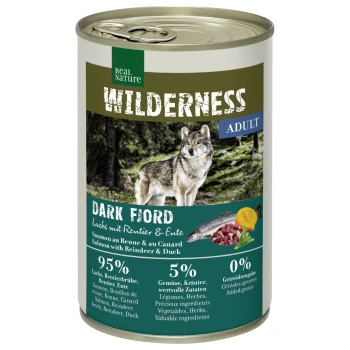 Eine Dose Real Nature Wilderness Dark Fjord Haustierfutter mit einem Wolfsetikett, mit 95% Lachs, Rentier, Ente und 5% Gemüse.