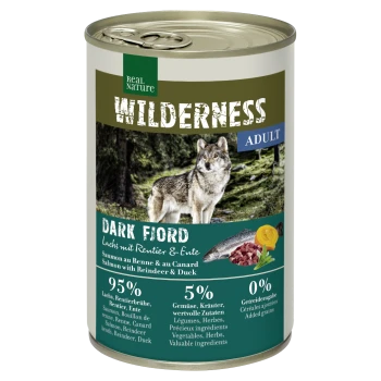 Eine Dose Real Nature Wilderness Dark Fjord Haustierfutter mit einem Wolfsetikett, mit 95% Lachs, Rentier, Ente und 5% Gemüse.