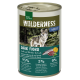 Eine Dose Real Nature Wilderness Dark Fjord Haustierfutter mit einem Wolfsetikett, mit 95% Lachs, Rentier, Ente und 5% Gemüse.