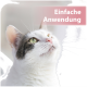 Nahaufnahme einer weiß-grauen Katze mit grünen Augen und rosa Nase, Blick nach oben; rosa Etikett: 'Einfache Anwendung'.