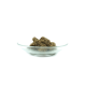 Eine Glasschüssel mit einem Haufen brauner Haustierfutterpaste, auf einem weißen Hintergrund.