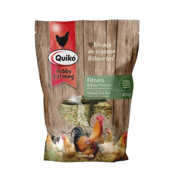 Quiko Hobby Farming ‚Fitness‘ Kräuter-Pickrolle 400 g Beutel für Hühner, Holzpaneel-Hintergrund mit Hennenabbildung und Produkttext