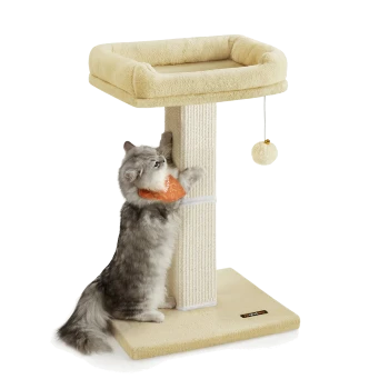 Eine flauschige graue Katze mit einem Halstuch kratzt an einem beigen Katzenbaum mit einer plüschigen oberen Liegefläche und einem baumelnden Pom-Pom-Spielzeug.