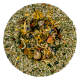 Eine kreisförmige Mischung aus getrockneten Kräutern und Blumen, mit grünen Blättern, gelben Blütenblättern und kleinen Samen, auf einem weißen Hintergrund.