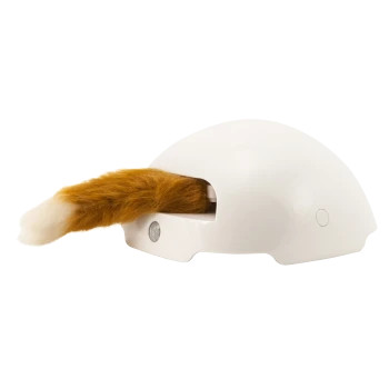 Ein weißes Haustierspielzeug, das einem kleinen Kuppel ähnelt, mit einem flauschigen orange-weißen Schwanz, der aus einem Schlitz an der Seite herausragt.