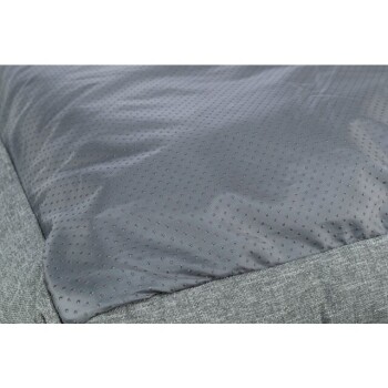 Nahaufnahme eines Haustierbettes mit einem grauen, gepunkteten Stoffbezug und einer strukturierten grauen Basis, die Komfort und Stil zeigt.