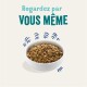 Bol de nourriture pour animaux de compagnie rempli de croquettes, avec le texte "Regardez par VOUS MÊME" au-dessus, suggérant un accent sur la qualité.
