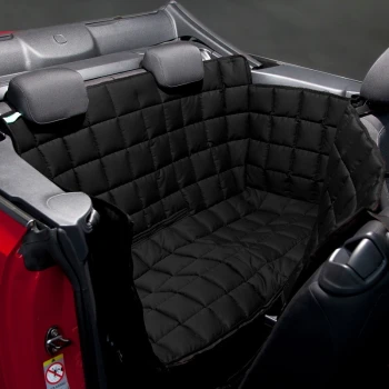 Schwarze, gesteppte Autositzabdeckung für Haustiere, die auf dem Rücksitz eines Fahrzeugs positioniert ist, entworfen für den Komfort und den Schutz von Haustieren.