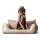 Ein grauer Weimaraner-Hund sitzt aufrecht auf einem plüschigen, beigen Haustierbett mit weichen Kissen und schaut aufmerksam in die Kamera.