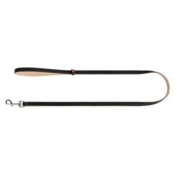 Zwarte leren hondenriem met beige onderzijde, witte stiksels, metalen karabijnhaak en een klein rood label, plat neergelegd.