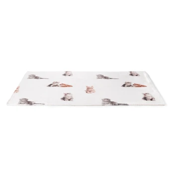 Miękka kocyk dla zwierząt z zabawnym wzorem różnych kotów w odcieniach szarości i pomarańczy na białym tle.