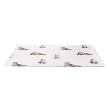 Eine weiche Haustierdecke mit einem verspielten Muster von verschiedenen Katzen in Grautönen und Orange auf einem weißen Hintergrund.