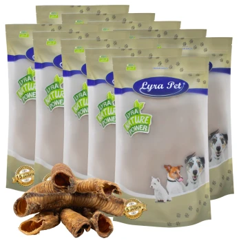 Verpackung von Lyra Pet Nature Power Hundeleckerlis mit einer transparenten Tüte mit Bildern eines Hundes, einer Katze und einem kleinen Hund, mit Leckerlis davor.