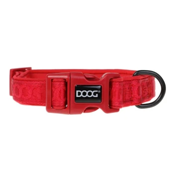 Rotes Hundehalsband mit einer Kunststoffschnalle und einem schwarzen DOOG-Logo, mit einem strukturierten Design und einem metallenen D-Ring zur Leinenbefestigung.