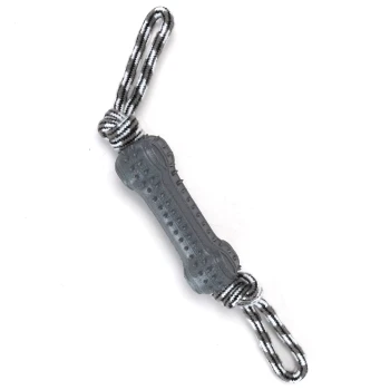 Ein langlebiges graues Hundespielzeug in Form eines Knochens, mit strukturierten Griffen und zwei schwarz-weißen gestreiften Seilgriffen an jedem Ende.