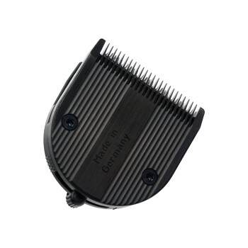 Schwarze Tierpflege-Schneiderklinge mit feinen Zähnen, beschriftet mit "Made in Germany", die ein elegantes Design und präzise Technik zeigt.