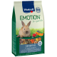 Vitakraft Emotion Sensitive Haustierfutter für Zwerghasen, mit einem niedlichen Hasen und Etiketten für "Kein Getreide" und "Kein Zuckerzusatz."