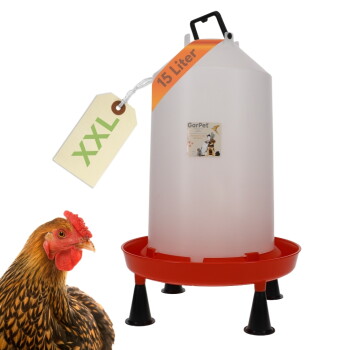 15-Liter-XXL-Hühnertränke, weißer Behälter mit roter Basis auf schwarzen Füßen, Anhänger 'XXL' und 'GarPet'-Aufkleber, Huhn