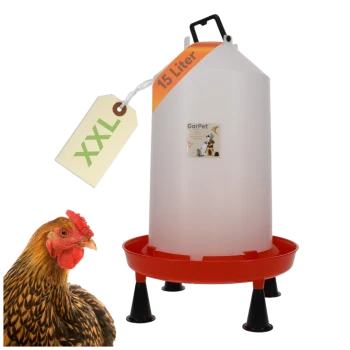 15-Liter-XXL-Hühnertränke, weißer Behälter mit roter Basis auf schwarzen Füßen, Anhänger 'XXL' und 'GarPet'-Aufkleber, Huhn
