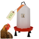 15-Liter-XXL-Hühnertränke, weißer Behälter mit roter Basis auf schwarzen Füßen, Anhänger 'XXL' und 'GarPet'-Aufkleber, Huhn