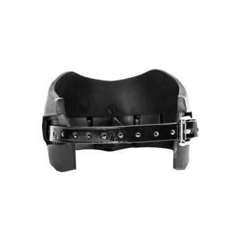 Schwarze Hundemaske mit einem robusten Design, das eine breite Öffnung und einen verstellbaren Riemen mit Metallschnalle und dekorativen Nieten aufweist.