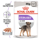 Emballage de nourriture pour chien Royal Canin Sterilised, présentant un petit chien, avec du texte indiquant '85g x 12', 'Sterilised' et 'Toutes tailles'.