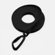 Eine schwarze Haustierleine, die in einer kreisförmigen Form gewickelt ist, mit einem stabilen Karabinerclip befestigt, vor einem weißen Hintergrund.