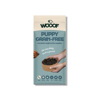 WOOOF 'PUPPY GRAIN-FREE' Hundefutterbeutel, Hände halten eine Schüssel mit Kroketten, Hund schnüffelt, sichtbarer Text 'Oh my dog, that's goood!'