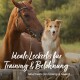 Ein Pferd und ein Hund spielen im Freien, mit deutschem Textüberlagerung: "Ideale Leckerlis für Training & Belohnung."